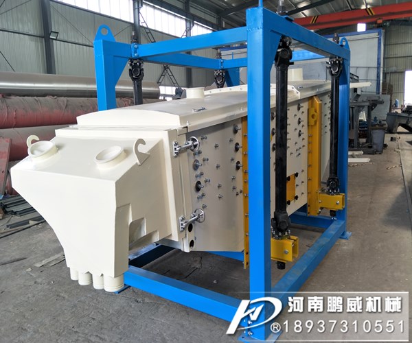 2040方形搖擺篩客戶篩分石英砂使用現(xiàn)場