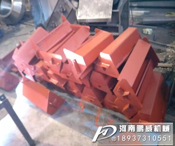 污泥斗式輸送機傾斜角度太小下不去泥怎么辦?